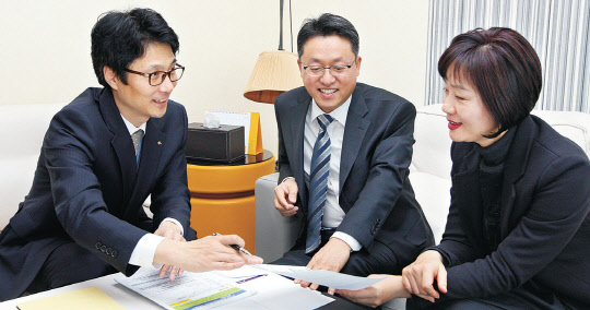 KB국민은행 기업금융 당담자가 기업체를 직접 방문해 맞춤 상담을 진행하고 있다.    KB국민은행 제공